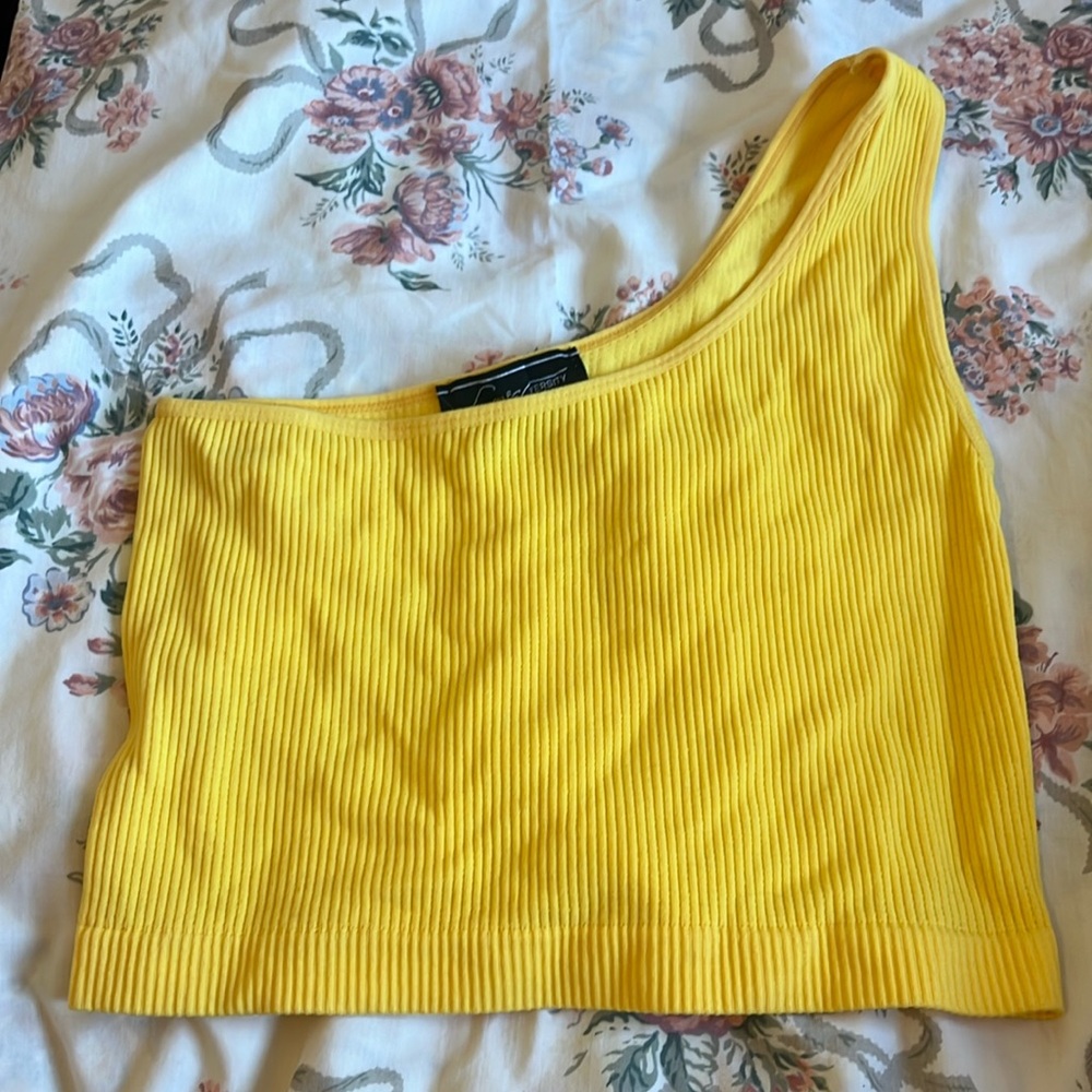 Seamless one shoulder crop! Lovely color.